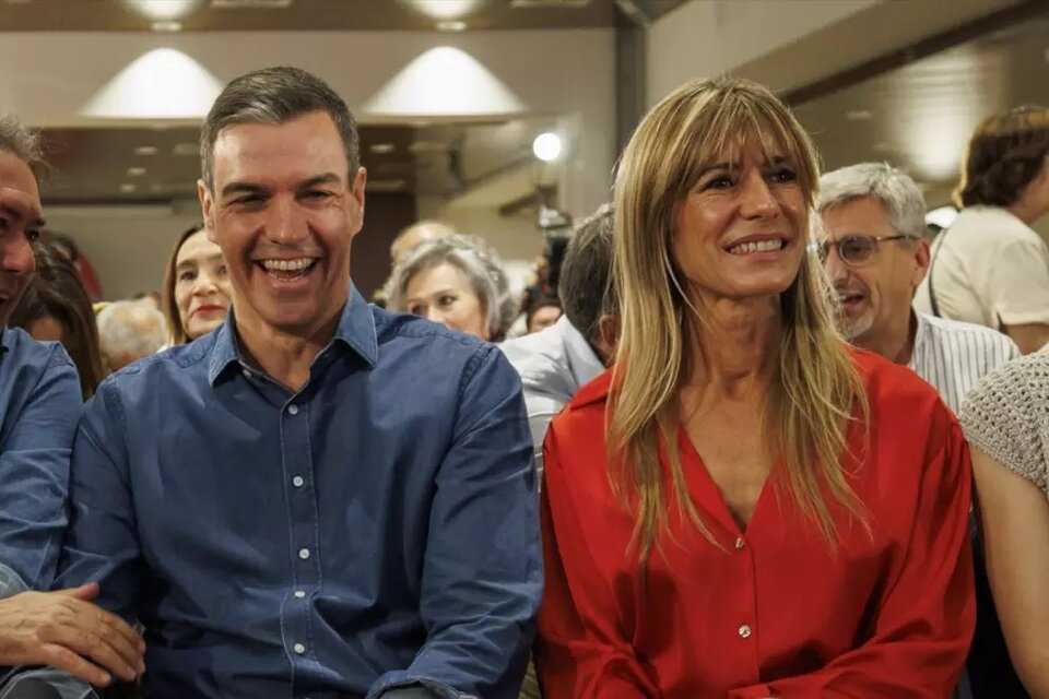 El presidente del Gobierno, Pedro Sánchez, junto a su mujer, Begoña Gómez (Fuente: Europa Press)