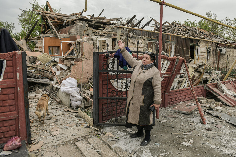 Una mujer señala su caa destruida por un bombardeo ruso en Donetsk. (Fuente: AFP)