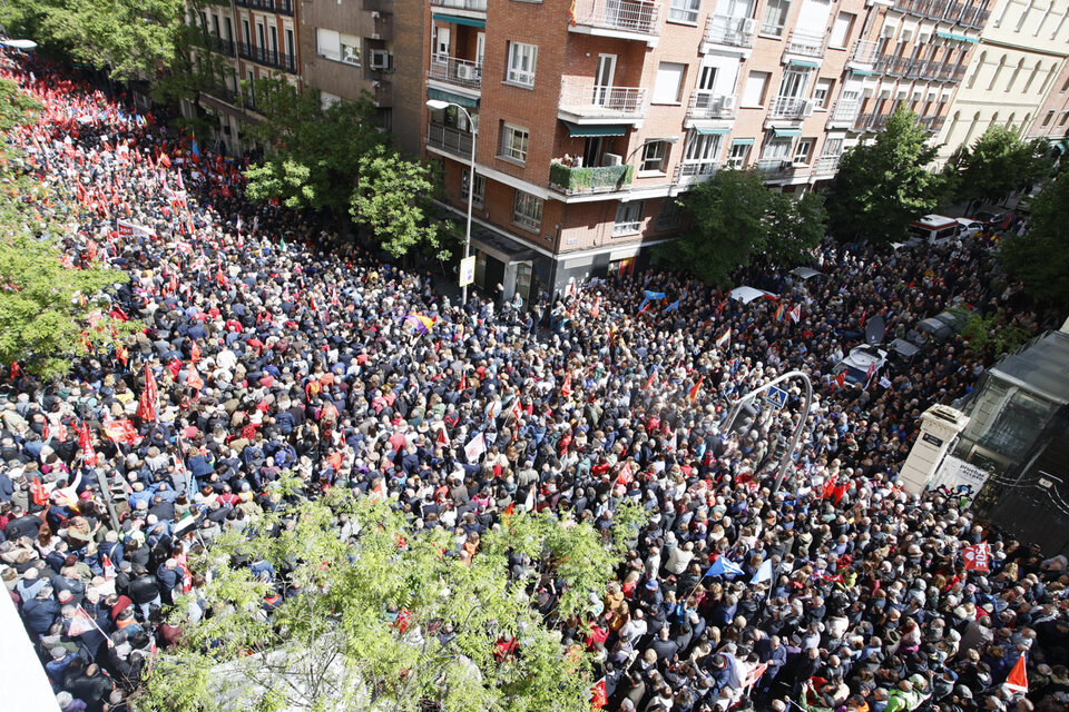 Miles de personas salieron a apoyar a Pedro Sánchez en Madrid
