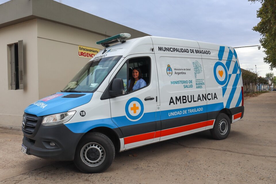 Silvina Ferrero en la ambulancia que tiene a su cargo en el paraje de Iarala, en Bragado. 