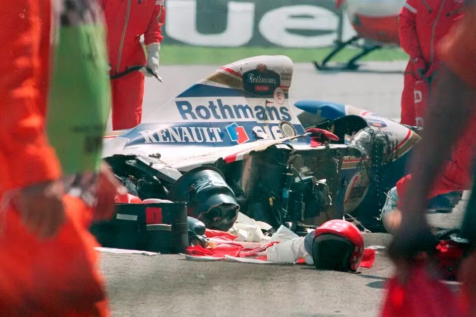 El Williams de Senna, ya destrozado. En el piso, una bandera austríaca que honraba a Ratzenberger. (Fuente: AFP)