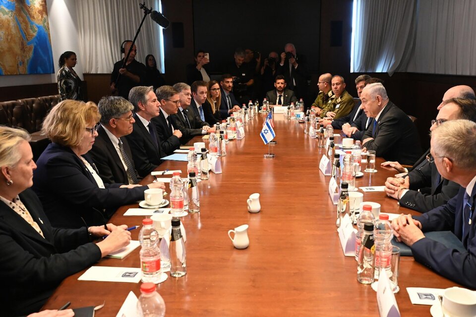 Netanyahu (4to izq.) y Blinken (4to der.) durante su reunión en Jerusalén. (Fuente: EFE)