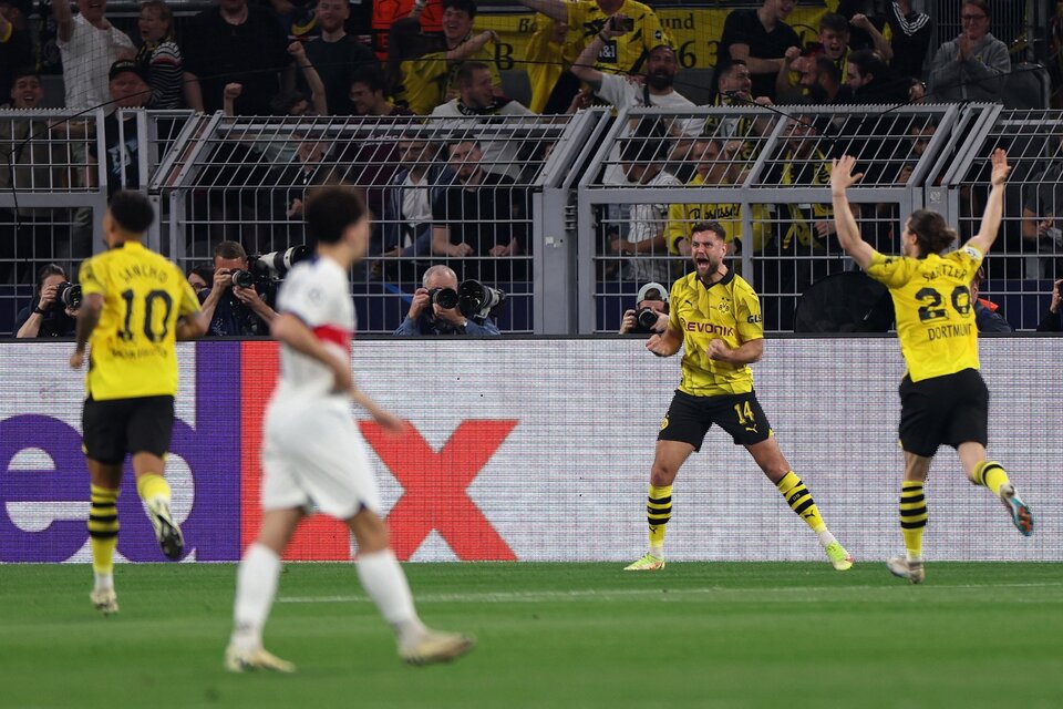 Los jugadores del Dortmund festejan el único gol del partido (Fuente: EFE)