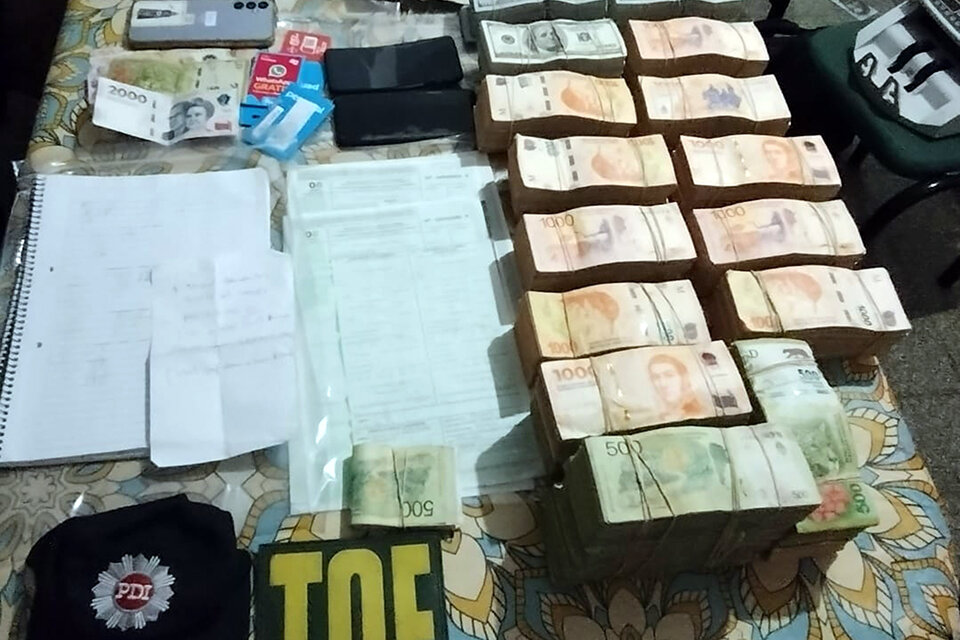 Se secuestraron millones de pesos, dólares, armas y vehículos.