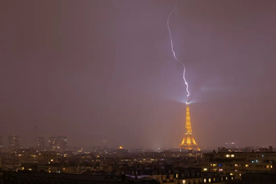 Impresionantes videos de un rayo impactando en la Torre Eiffel