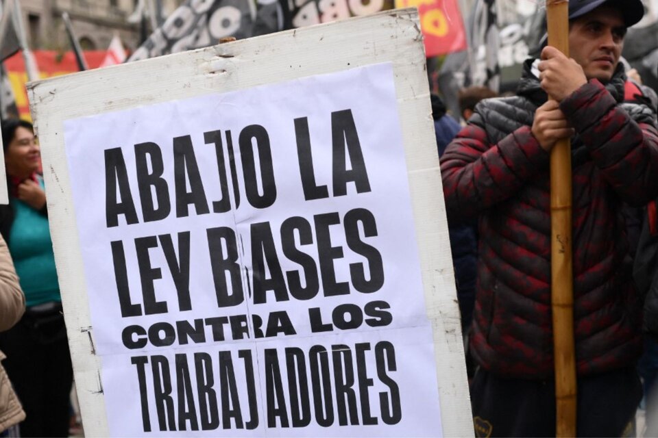 Protesta 6 de mayo contra la ley bases (Fuente: AFP)