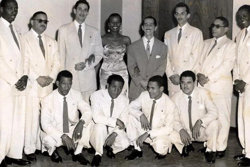 La Sonora Matancera con Celia Cruz en el centro.