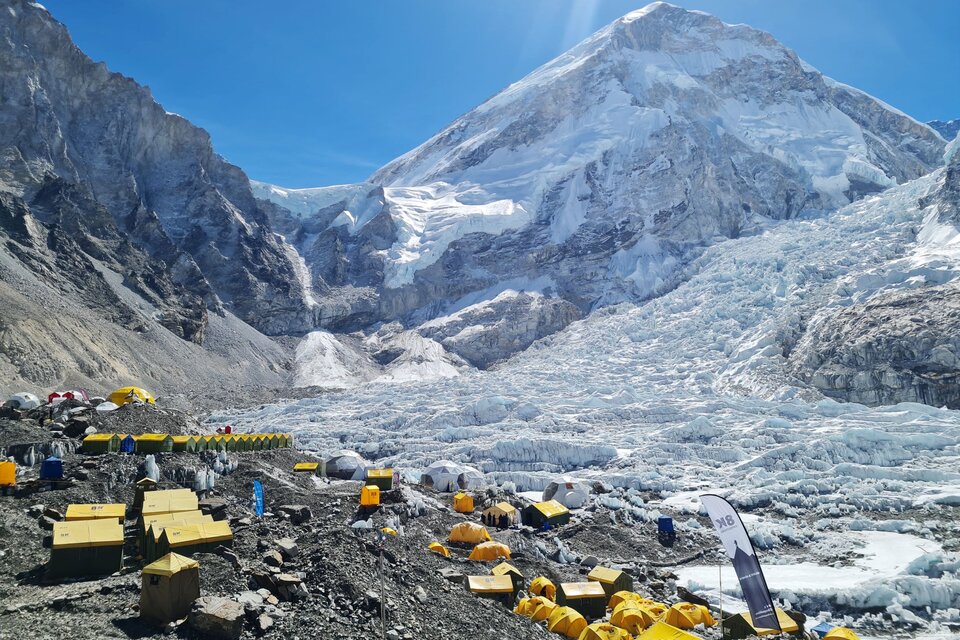 Este año, el país otorgó permisos a 945 escaladores para sus montañas (Fuente: AFP)