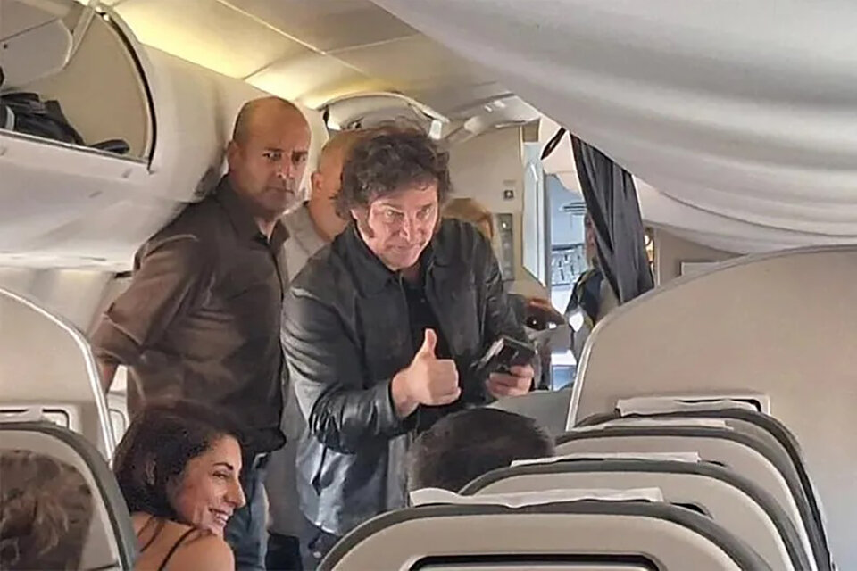 Javier Milei debuta en el avión presidencial