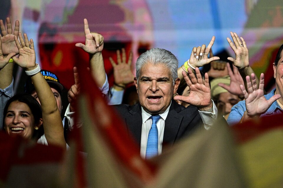 Acto de cierre de campaña de José Raúl Mulino (centro), favorito para ganar las elecciones. (Fuente: AFP)