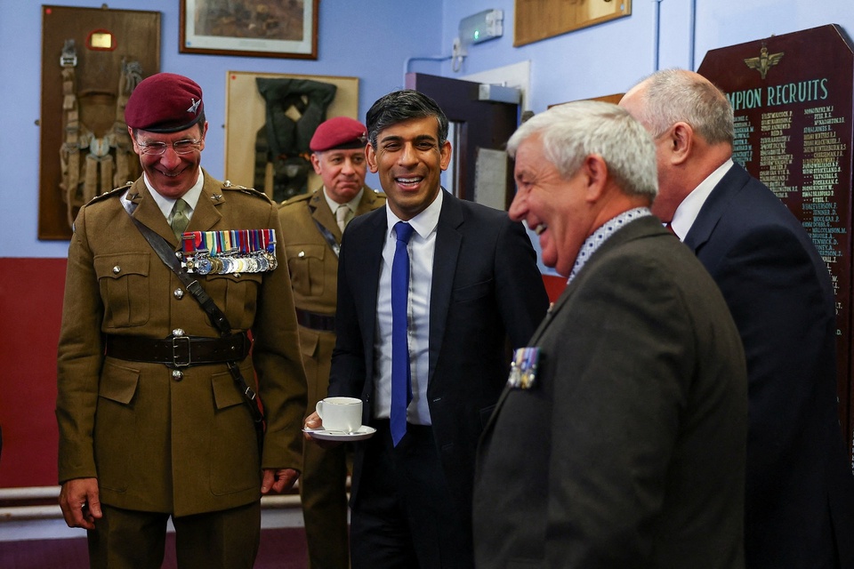 Rishi Sunak (centro), primer ministro de Gran Bretaña. (Fuente: AFP)