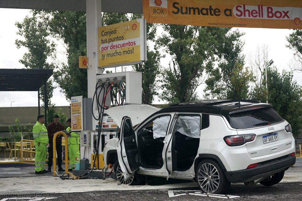La camioneta que conducía Tiago Palacios, estrellada contra el surtidor de la estación de servicio Shell de la Autopista Illia (Fuente: NA)