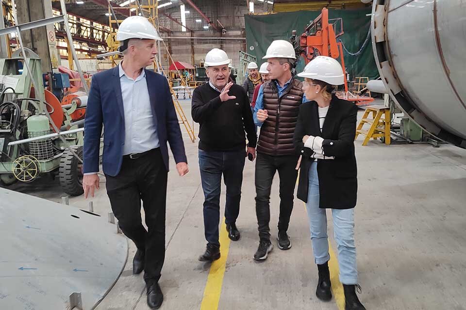 Lewandowski y el diputado Miguel Rabbia en la visita a una industria en El Trébol.