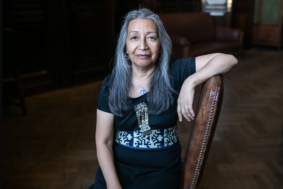 “Siento como mapuche, escribo en castellano y me autotraduzco al mapuzugun", dice Liliana Ancalao. 