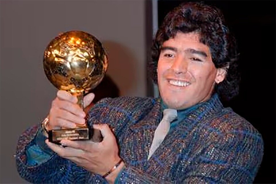 Diego y el Balón de Oro que le dieron en París el 13 de noviembre de 1986. (Fuente: AFP)