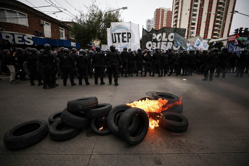 El cordón policial impidiendo el paso de los militantes de la UTEP y el Polo Obrero. (Fuente: NA)