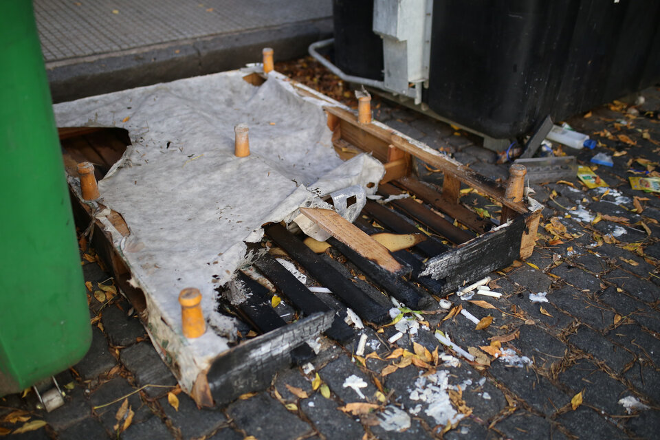 La cama donde quemaron a cuatro lesbianas en la madrugada del lunes pasado, ya tirada en la calle. (Fuente: Jose Nico)