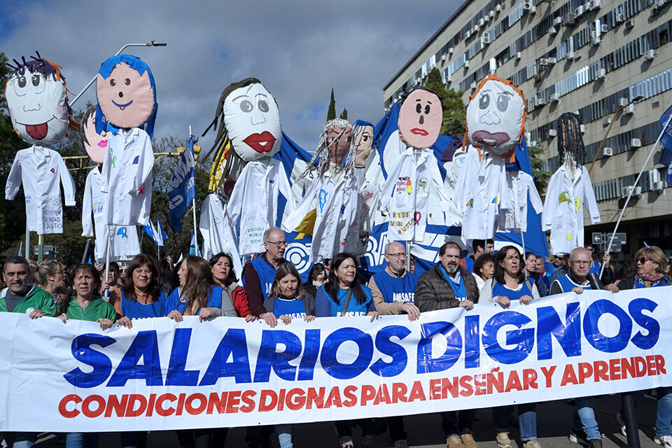 Los docentes movilizaron a la Casa de Gobierno y la Legislatura.