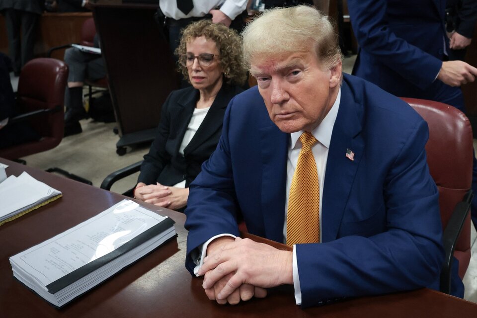 Donald Trump escucha durante su juicio en Nueva York. (Fuente: AFP)