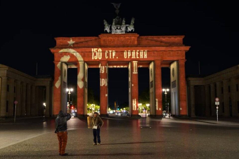 El día que la Puerta de Brandeburgo volvió a ser roja