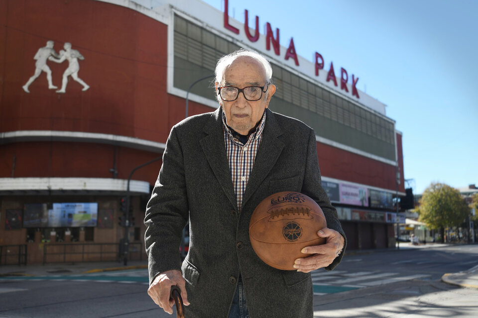 El capitán campeón del mundo de básquet regresó al Luna Park para festejar sus 99 años (Fuente: Gentileza Federico Peretti)