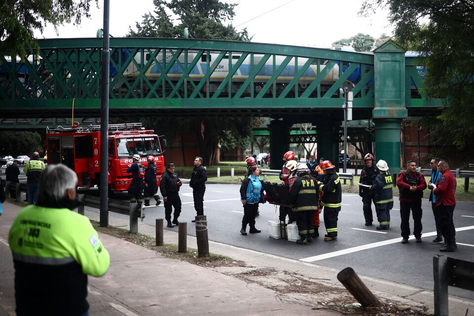 El rescate y el operativo del SAME del choque y descarrilamiento en el tren San Martín (Fuente: AFP)