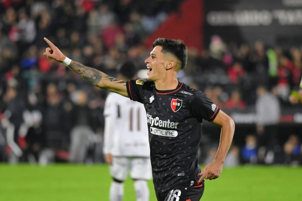 Aguirre fue la figura de Newell's con asistencia y gol (Fuente: Fotobaires)