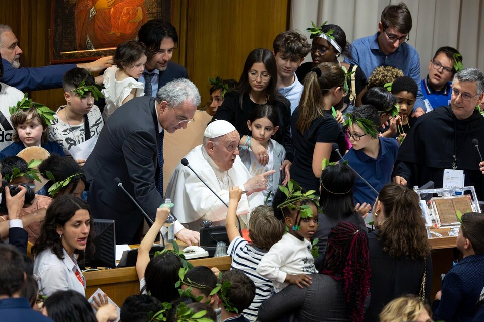 El papa participa de una actividad con niños en el marco del encuentro "BeHuman".  (Fuente: AFP)