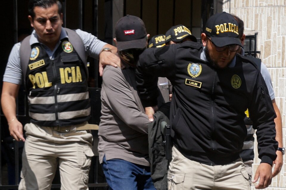 Policías llevan detenido a Nicanor Boluarte después de allanar su casa. (Fuente: AFP)