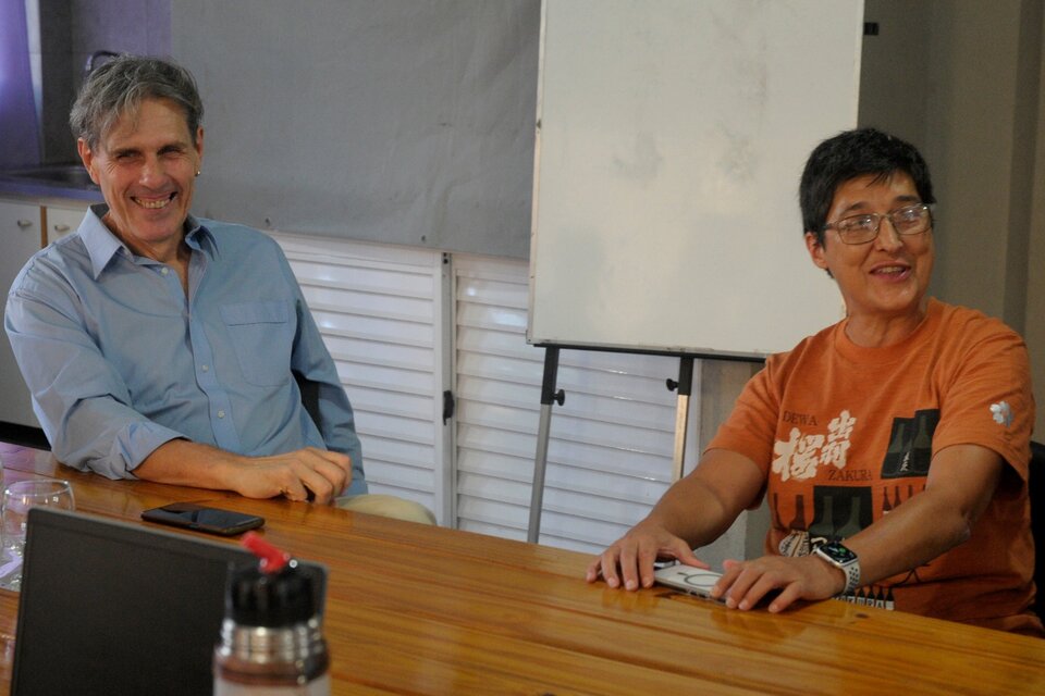 Jon Uriarte y Laura Martinel, integrantes de la agrupación Deportistas del Campo Popular (Fuente: Alejandro Leiva)