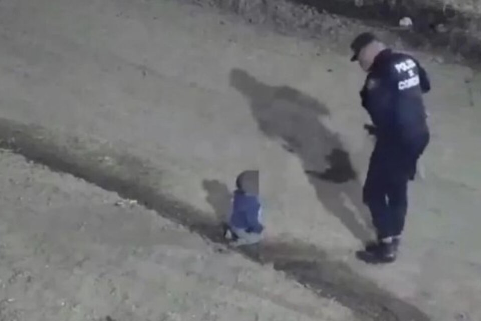 Las cámaras de seguridad captaron el momento en que los agentes bajaron del auto para poner a salvo al bebé, que gateaba en la madrugada. (Imagen: captura de video)
