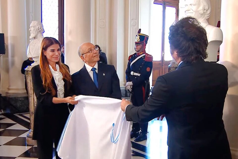 Momento de la instalación del busto de Carlos Menem en la Casa Rosada.  (Fuente: NA)