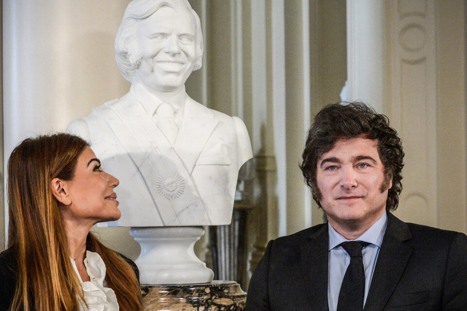 "Zulemita" Menem junto a Javier Milei tras el descubrimiento del busto en el Salón de Honor.