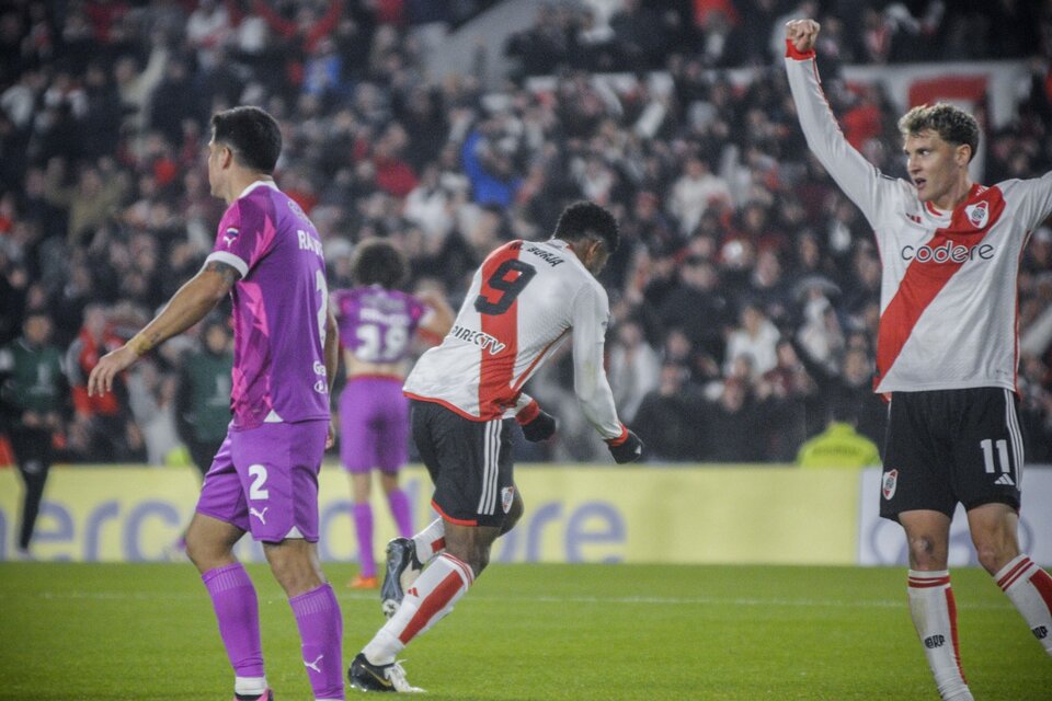 Borja inicia el festejo de su gol y Colidio levanta los brazos (Fuente: Alejandro Leiva)