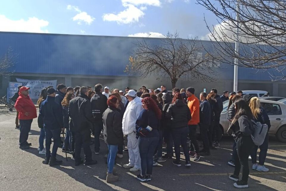 Despidieron a más de 150 trabajadores de una cadena de supermercados y exigen la reincorporación