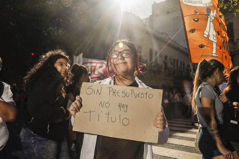 "Sin presupuesto no hay título", reza el cartel de una estudiante en la marcha del 23 de abril. (Fuente: Leandro Teysseire)