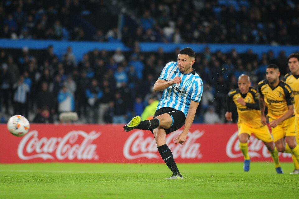 El goleador Martínez inicia de penal el camino del éxito para la Academia (Fuente: Fotobaires)