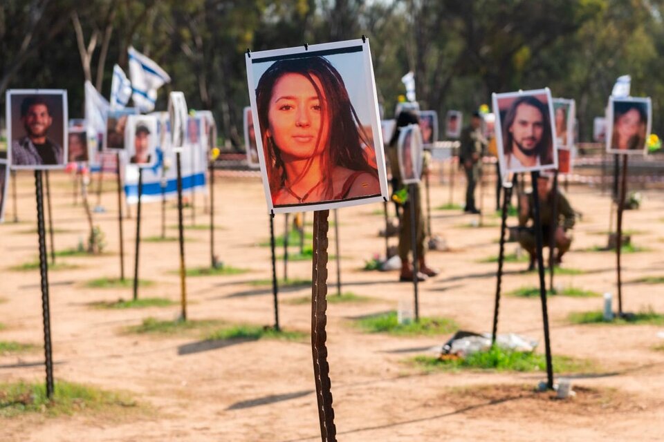 Shani Louk, de 23 años, es una de las víctimas cuyos cuerpos se recuperaron.  (Fuente: AFP)