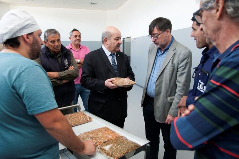 Fernando Tauber y Jorge Calzoni con los encargados de la producción de los guisos deshidratados. 