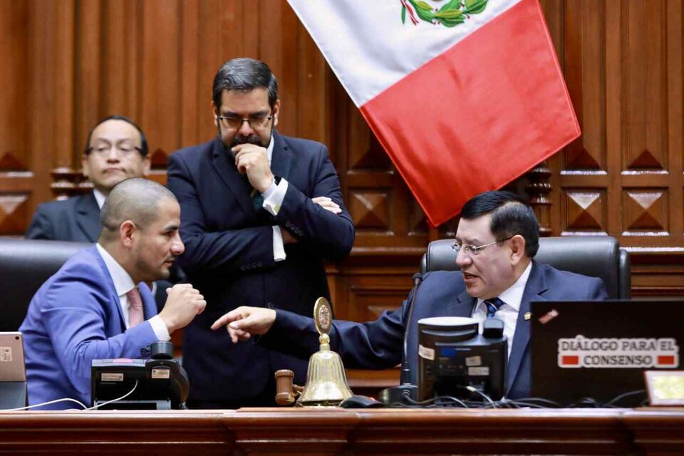 El presidente del Congreso (derecha) durante la sesión en la que se frenó el juicio político a Boluarte.  (Fuente: EFE)