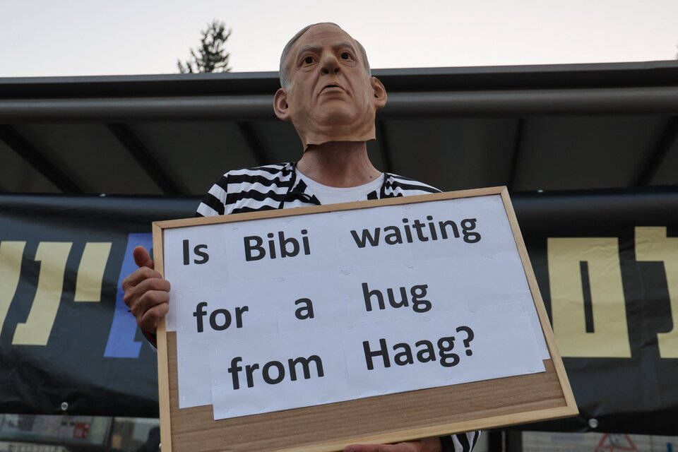 Un manifestante protesta en Jerusalén con una máscara de Netenyahu. (Fuente: AFP)