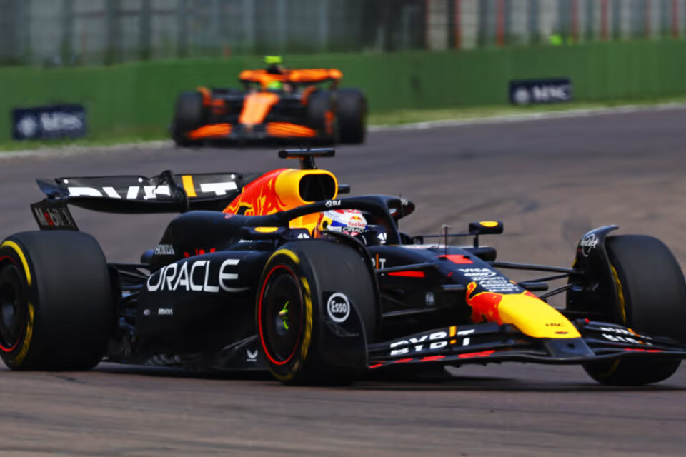 Verstappen cuida la pante ante la presión de Norris. (Fuente: Prensa F1)