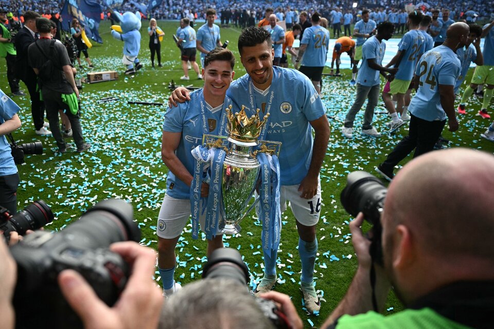 Julián Álvarez suma seis títulos en el City, cinco con River y cuatro con la Selección Mayor. Tiene apenas 24 años. (Fuente: AFP)