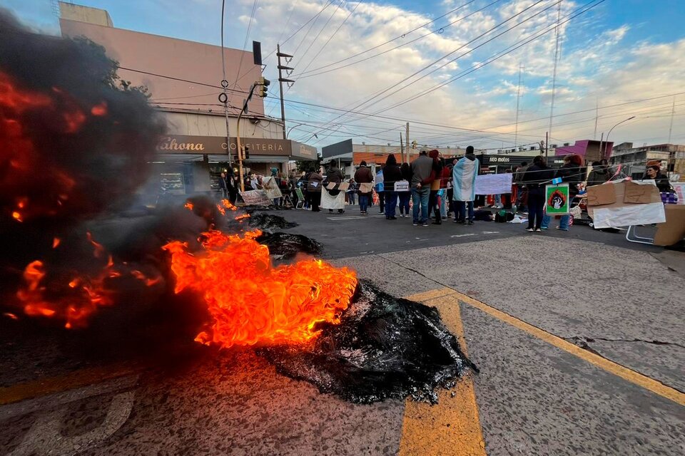Docentes y policías siguen cortando calles en Misiones