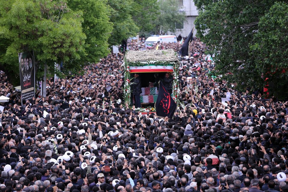 Funeral del presidente Ebrahim Raisi: las imágenes conmovedoras de la multitudinaria despedida en Irán (Fuente: EFE)