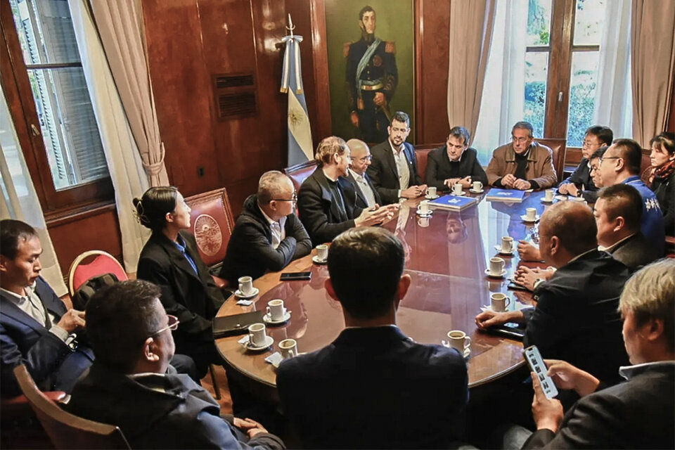 Funcionarios y empresarios chinos se reunieron con el secretario de Gobierno, Guillermo "Nano" Cara.