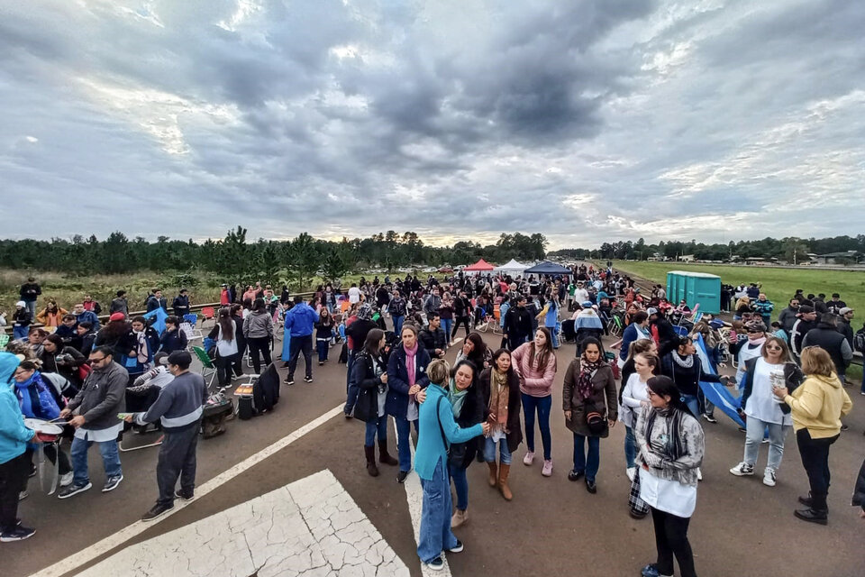 Docentes y policías en unidad por sueldos dignos