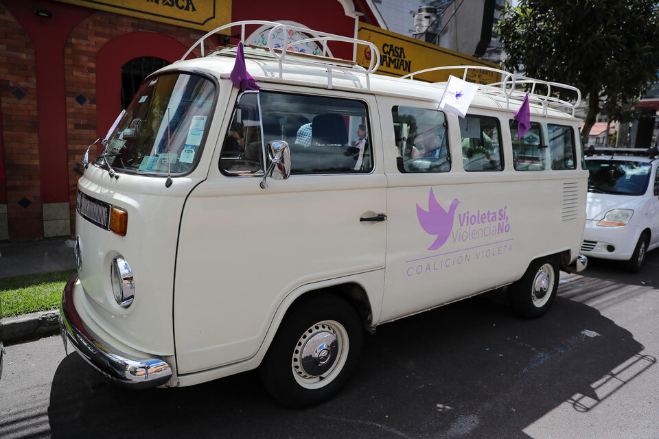 Caravana por los 100 años del voto femenino en Ecuador