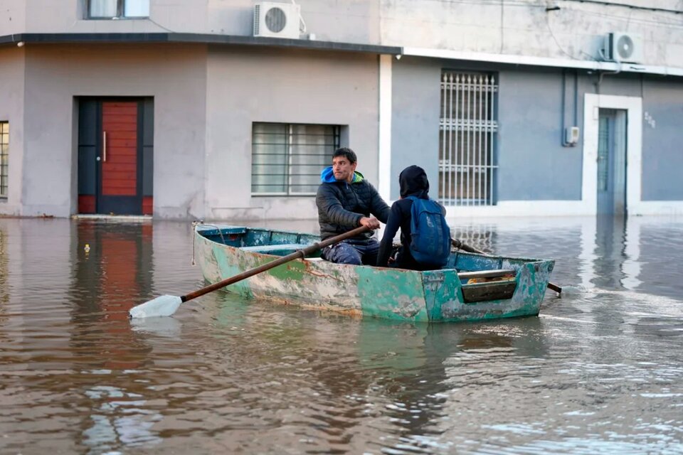 Aunque el río Uruguay baja, las lluvias continúan. (Fuente: Xinhua)