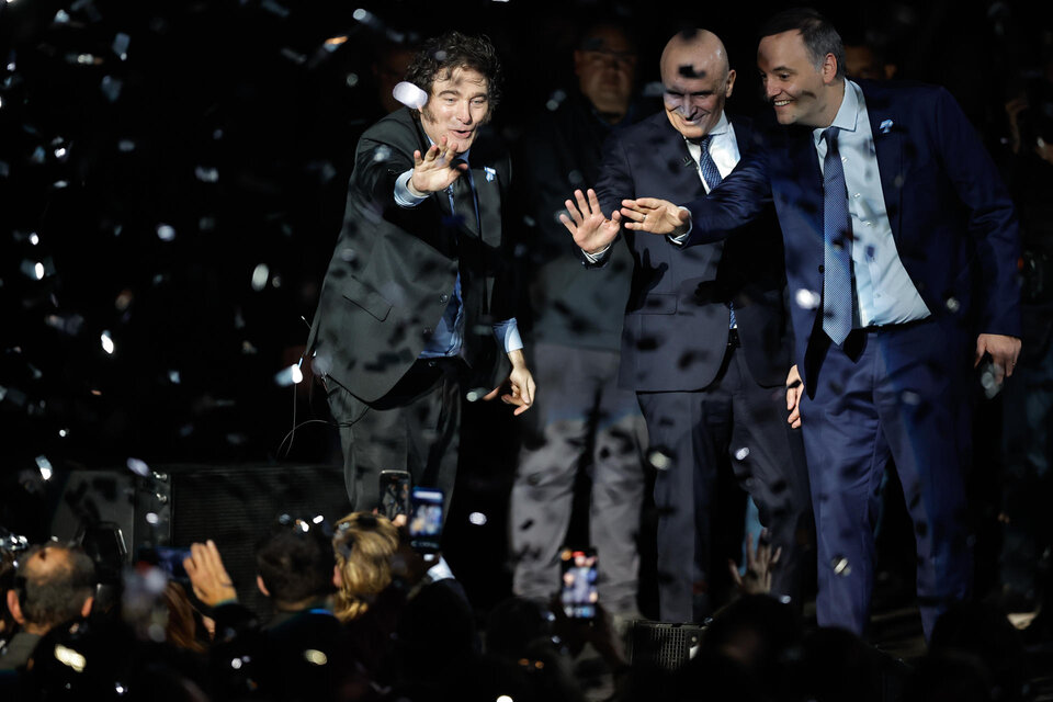 El presidente Javier Milei, el vocero Manuel Adorni y Luis Espert en el Luna Park (Fuente: EFE)